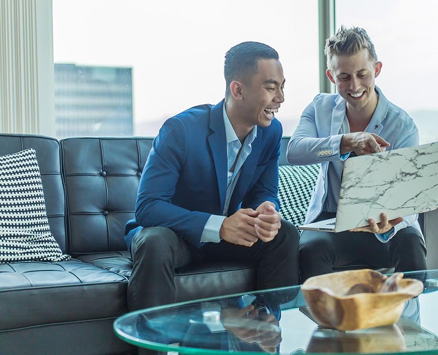 Dos personas revisando planos de una casa