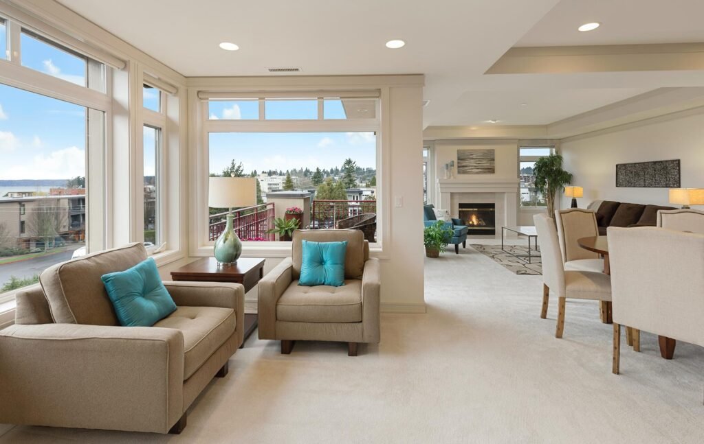 sala moderna con vitrales para la vista y varios espacios